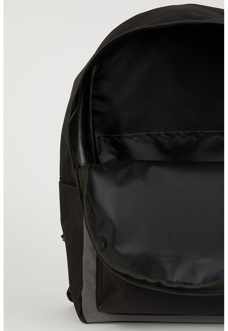 Rucsac cu aspect contrastant