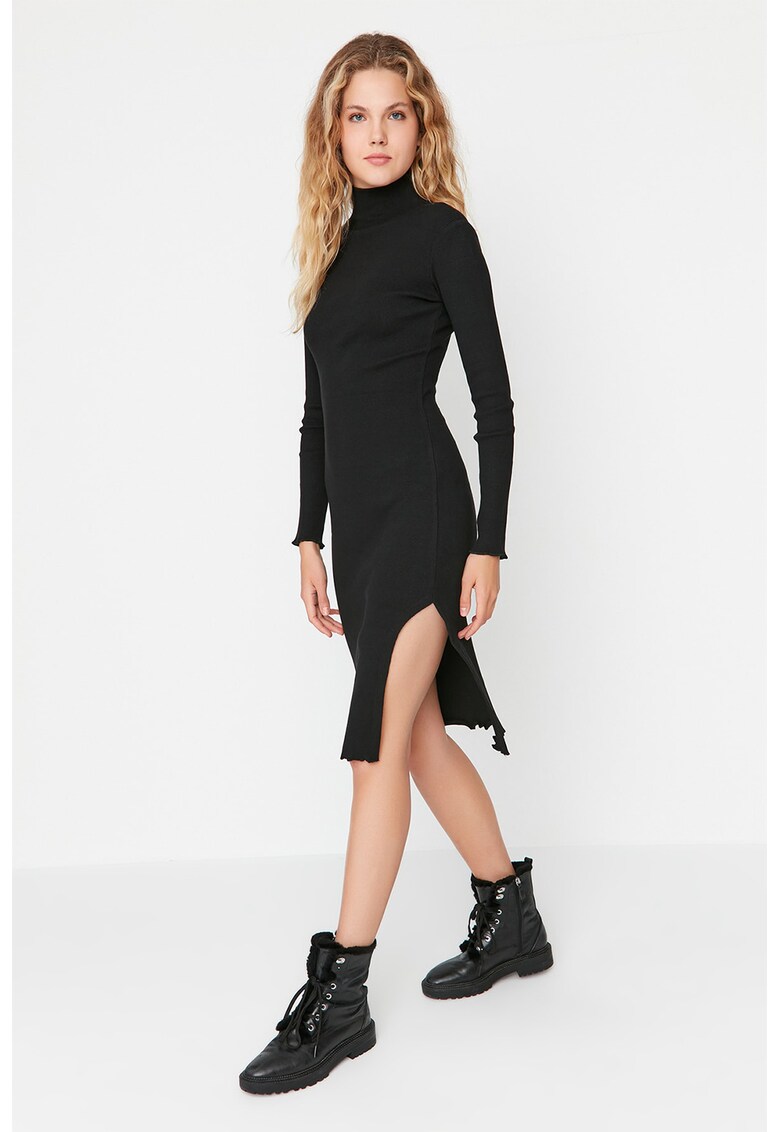 Rochie cambrata cu guler inalt si slit lateral