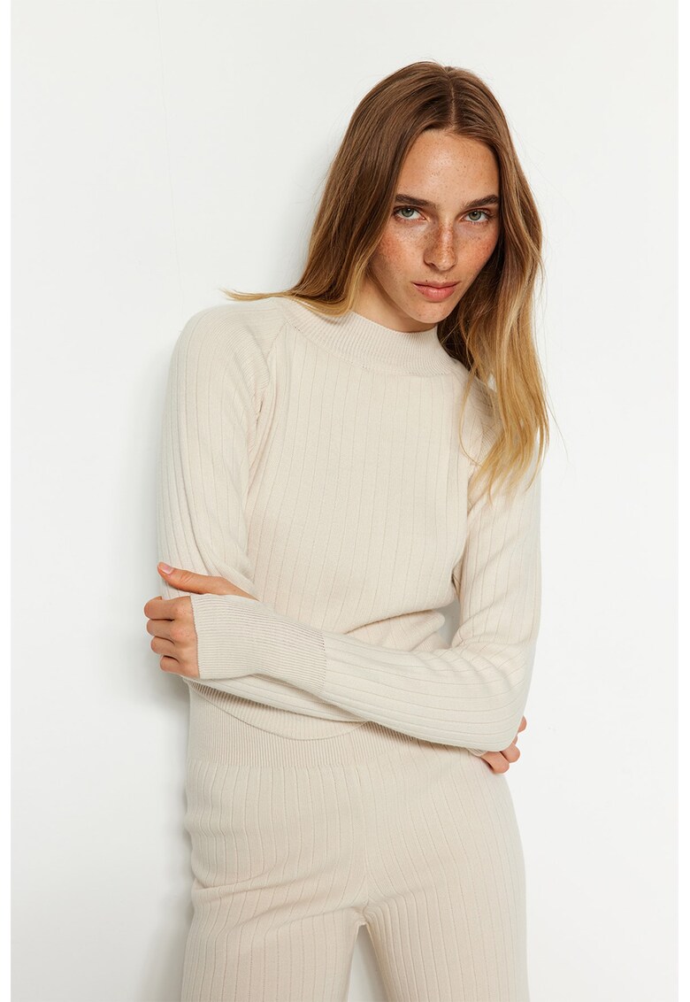 Set de pulover si pantaloni cu croiala ampla tricotati fin