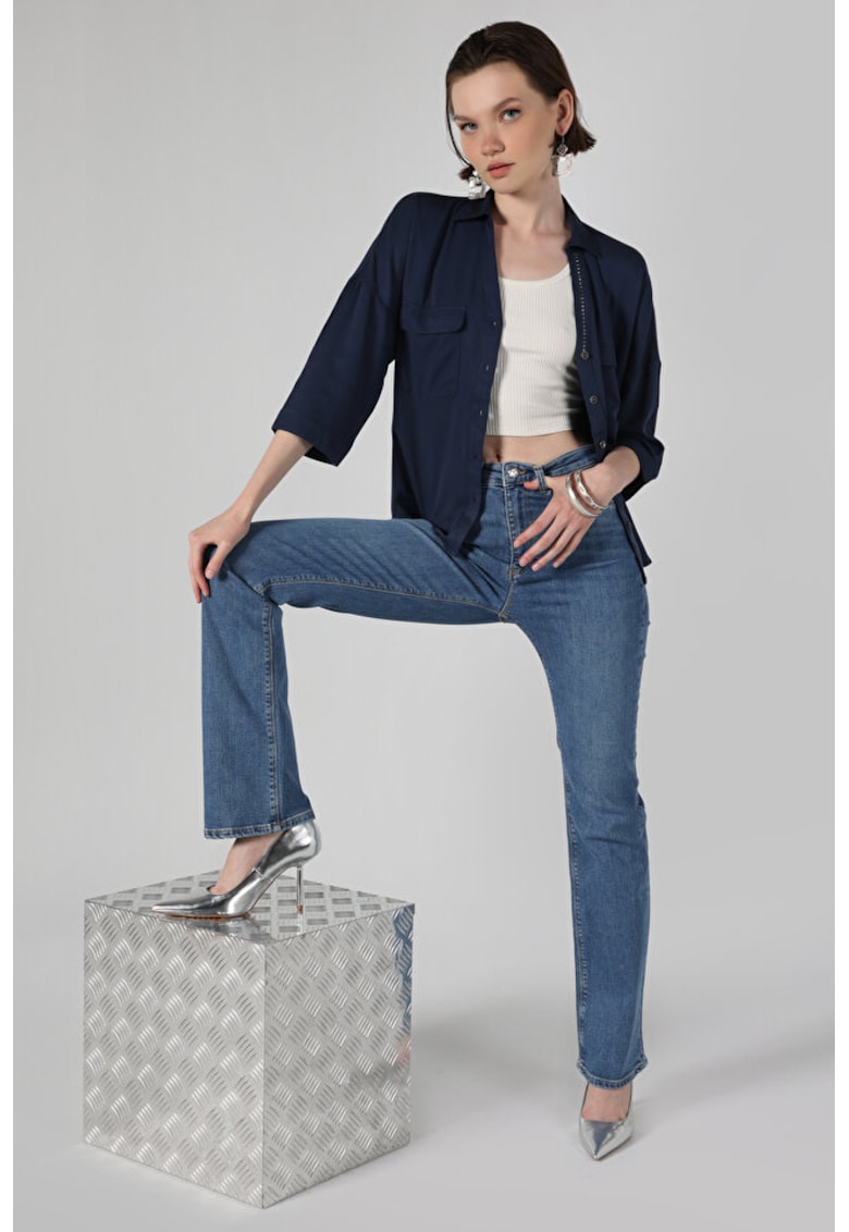 Blugi evazati cu talie medie