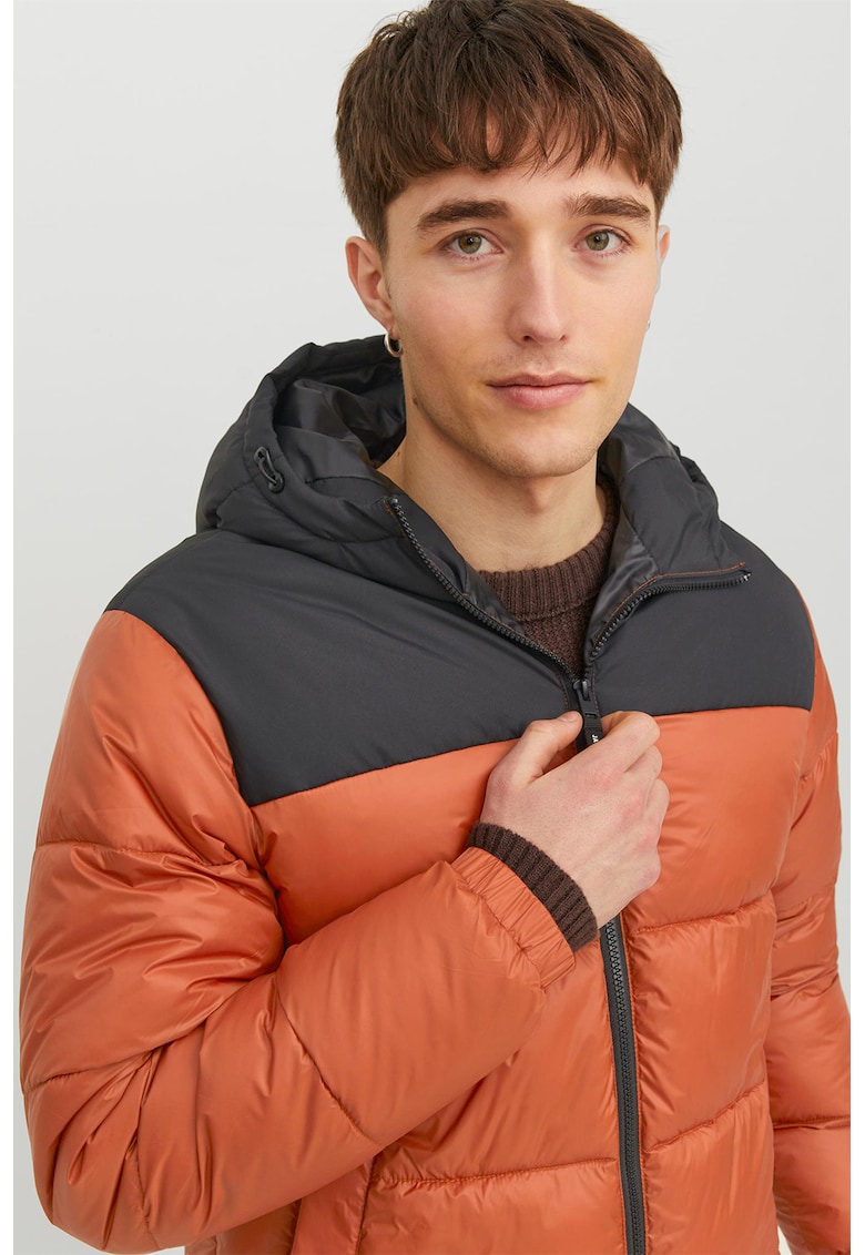 Geaca cu gluga si aspect matlasat