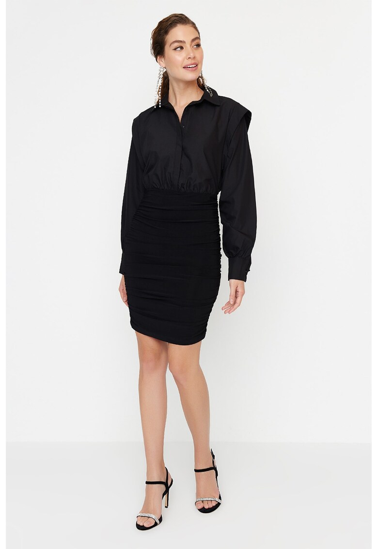 Rochie mini cu umeri supradimensionati