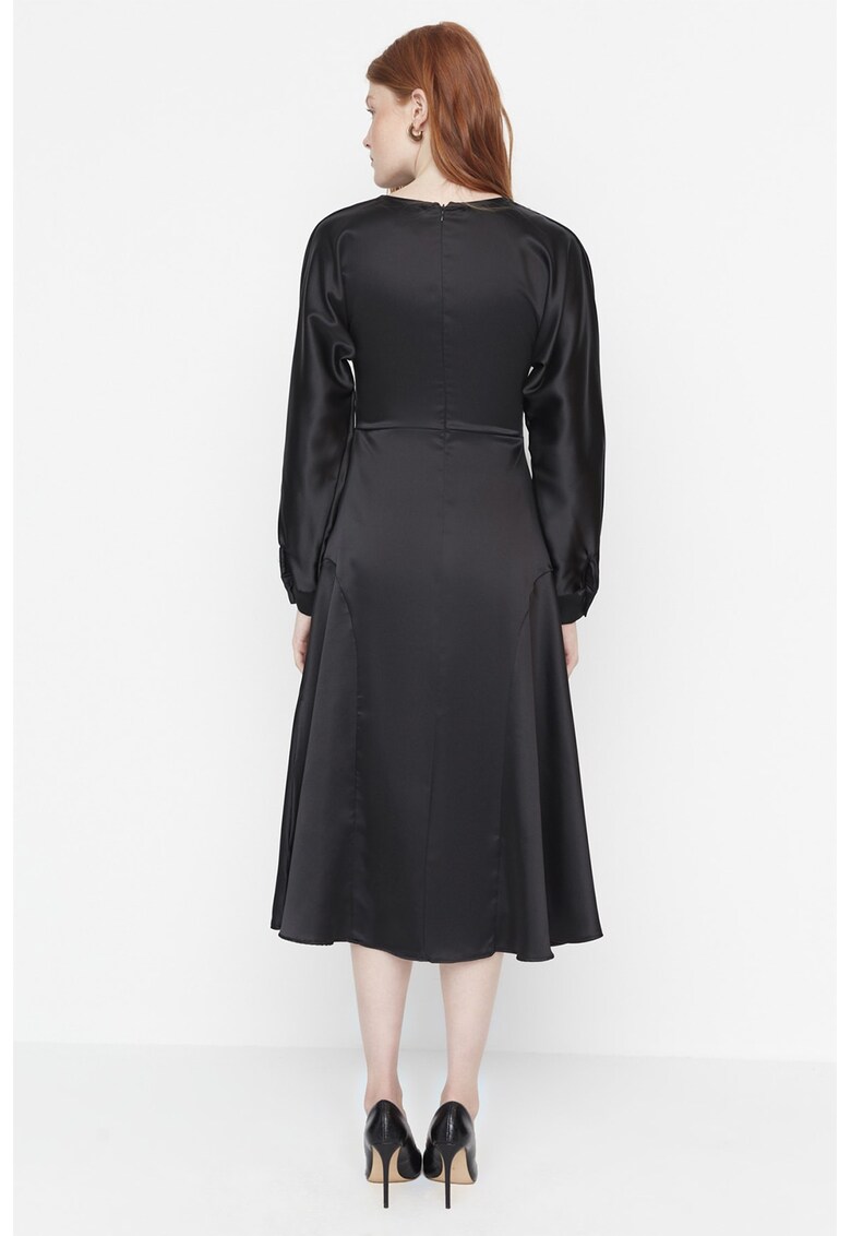 Rochie cu decolteu in v si aspect satinat