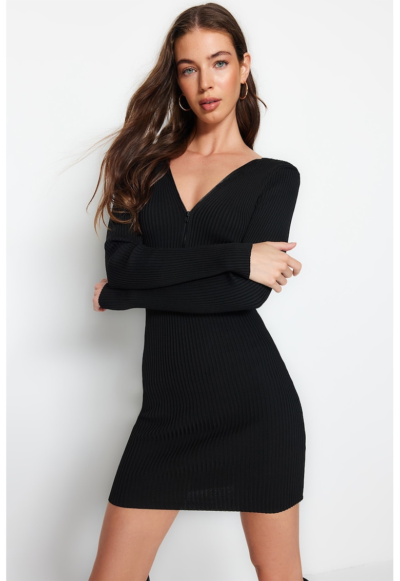 Rochie-pulover cu croiala bodycon si decolteu in V