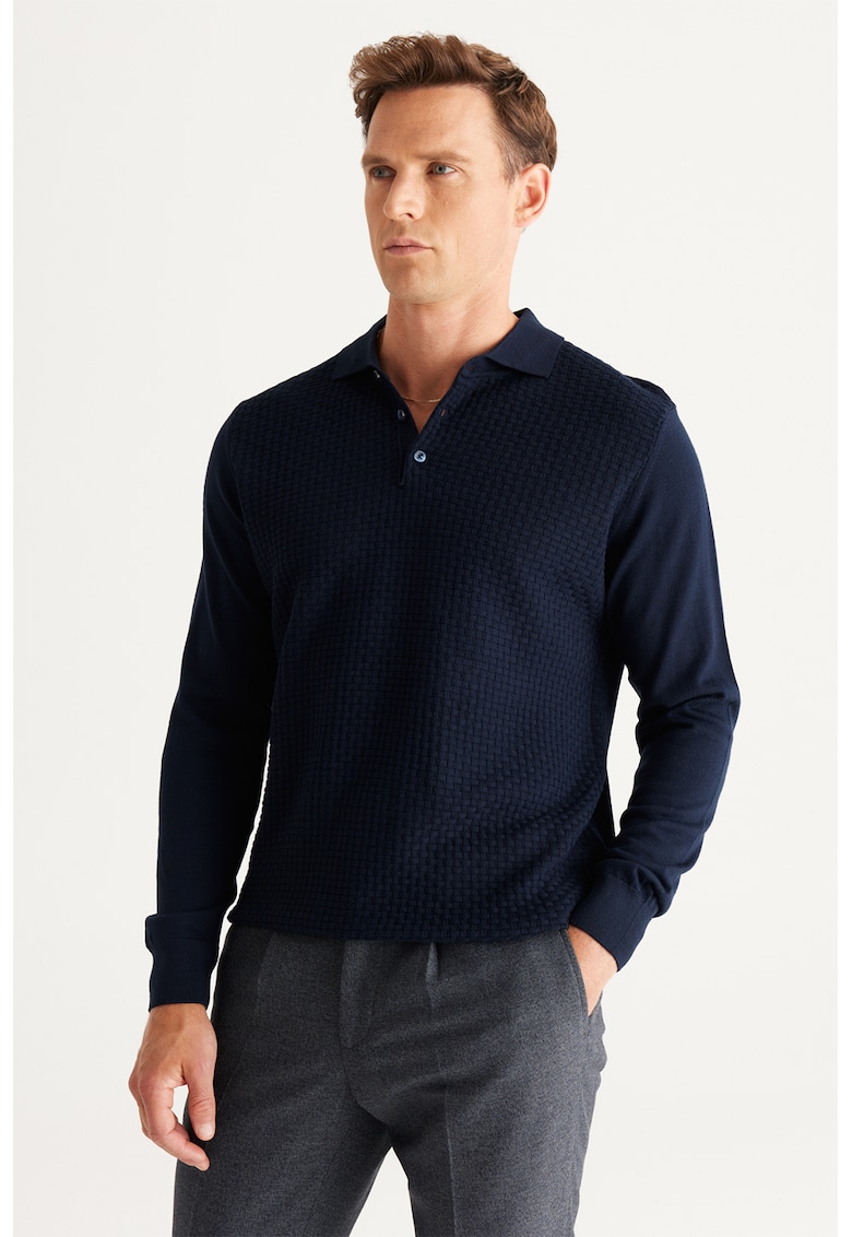 Pulover tricotat fin cu fenta cu nasturi