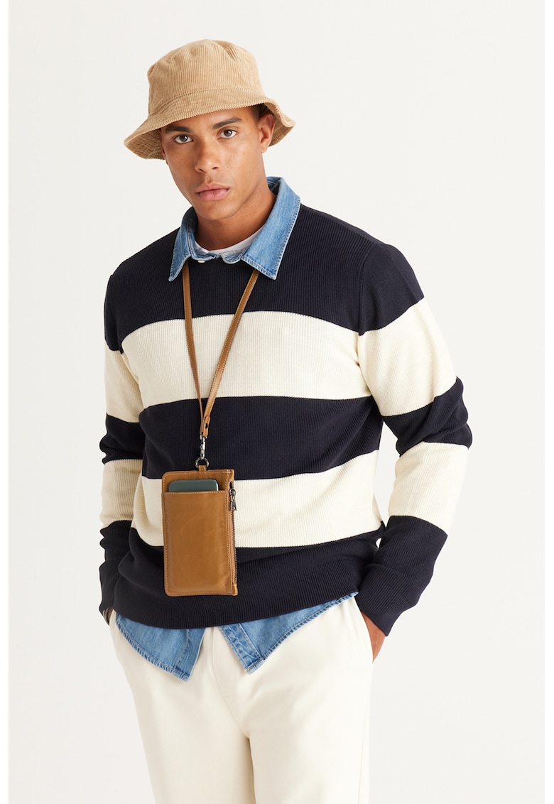 Pulover cu decolteu la baza gatului si model in dungi