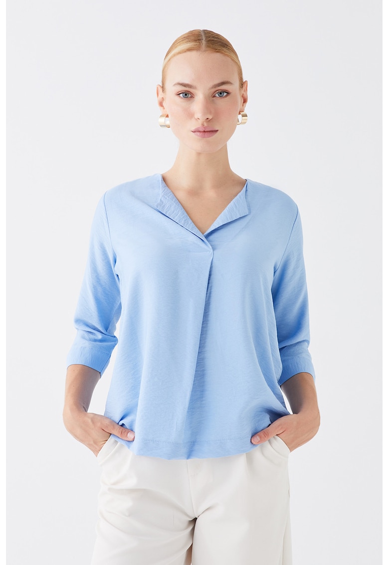 Bluza vaporoasa cu guler ascutit