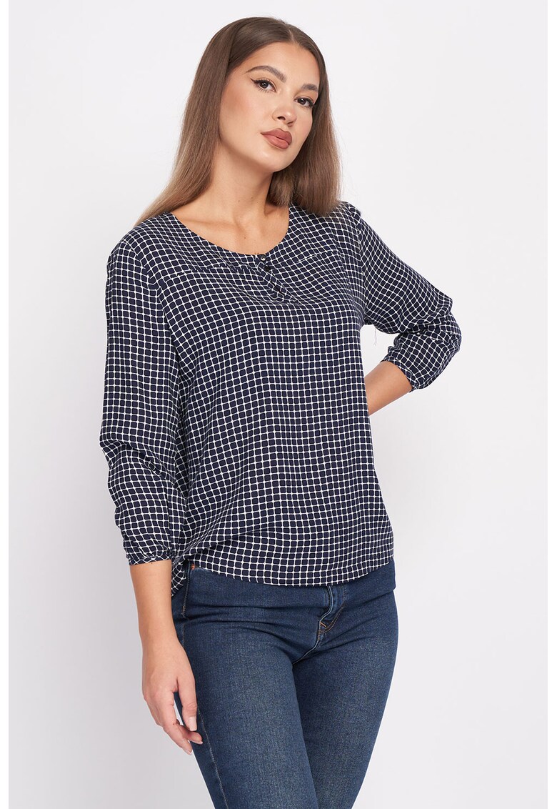 Bluza cu model in carouri si decolteu rotund