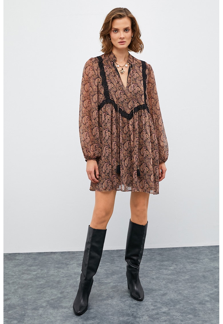 Rochie cu model si insertii de dantela