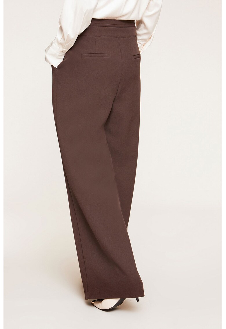 Pantaloni vaporosi si supradimensionati