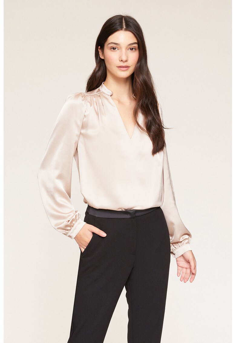 Bluza de satin cu decupaj in V