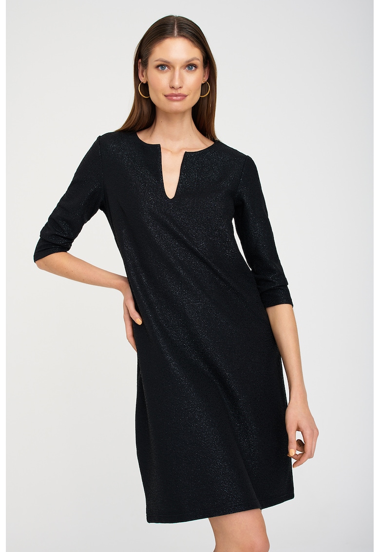 Rochie cu aspect stralucitor si decupaj in V