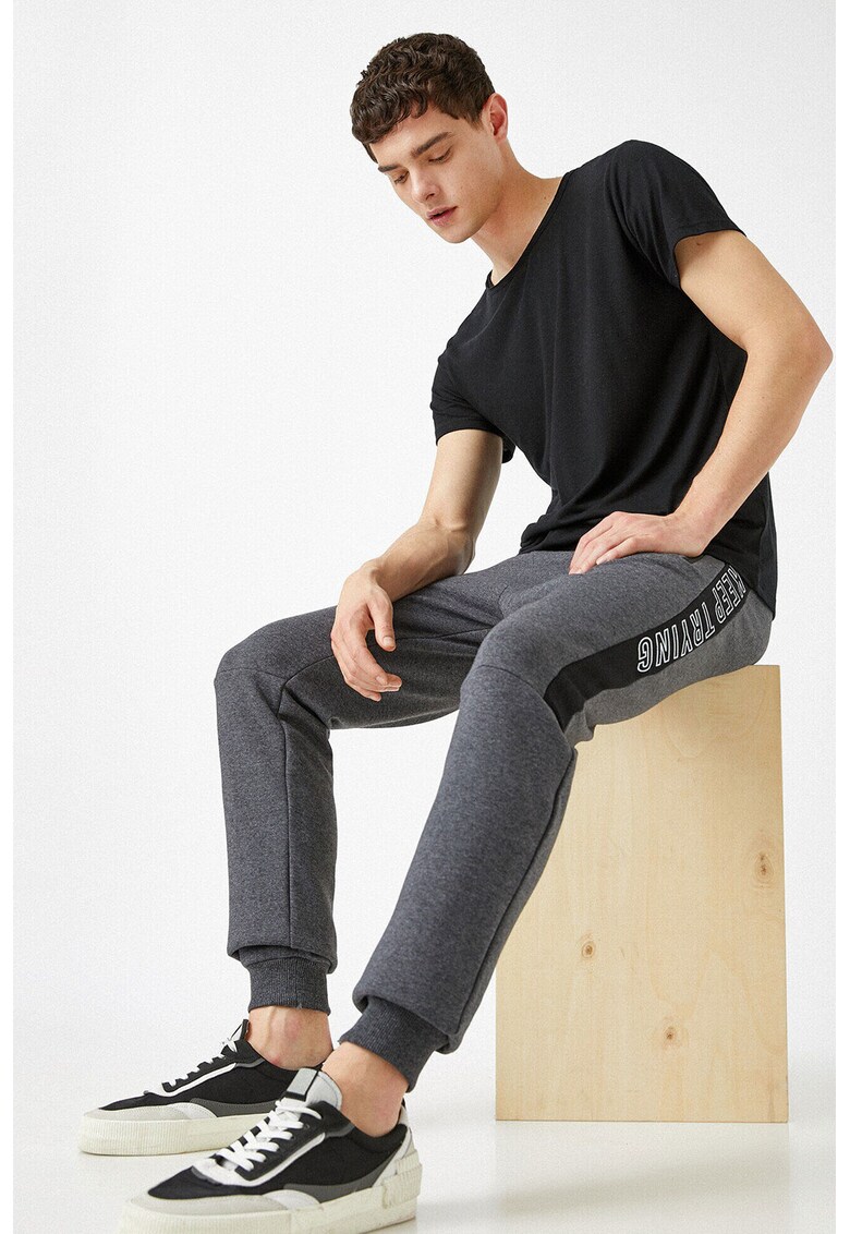 Pantaloni de trening cu benzi text