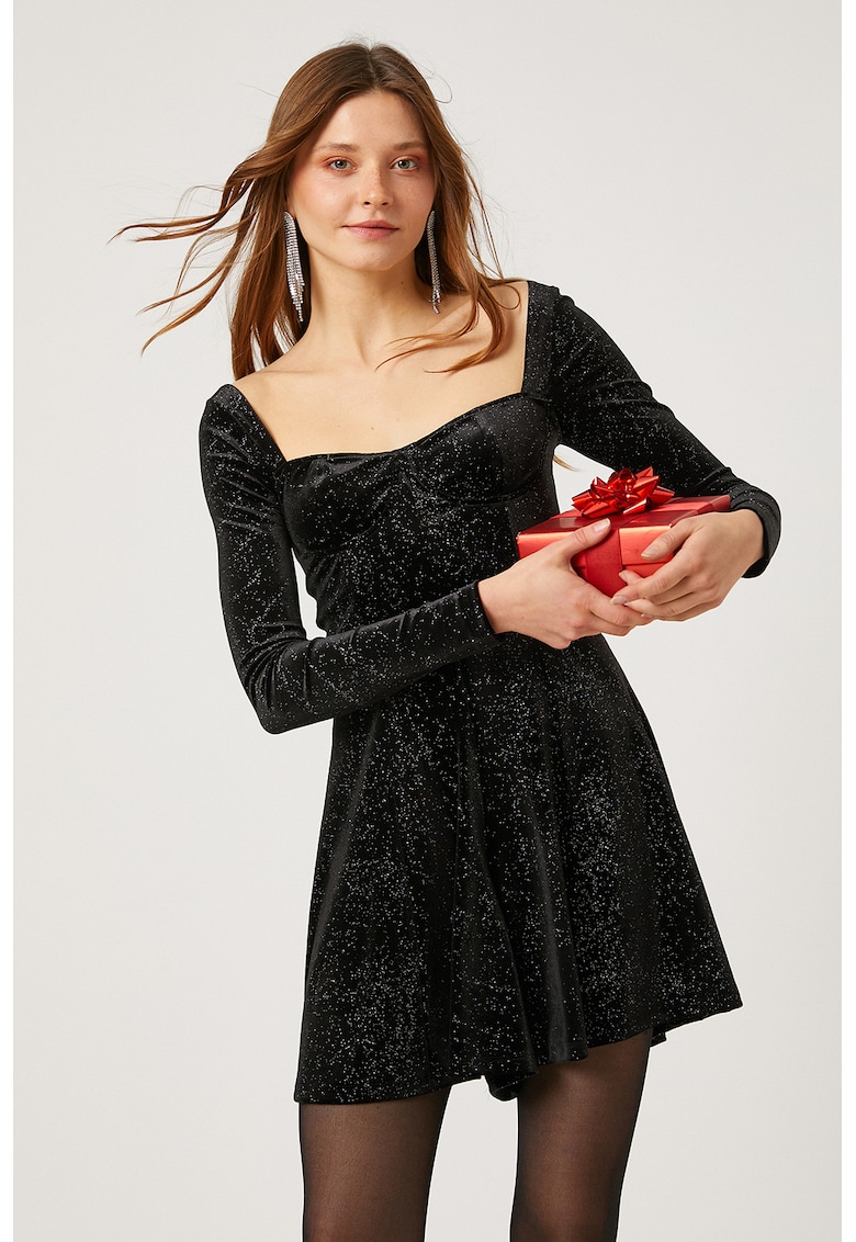 Rochie stralucitoare si decolteu sweetheart