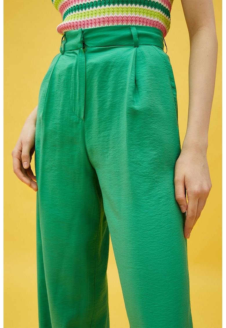 Pantaloni texturati cu croiala ampla