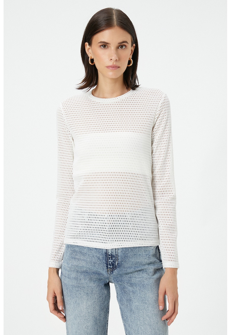 Bluza cu decolteu la baza gatului si model cu perforatii