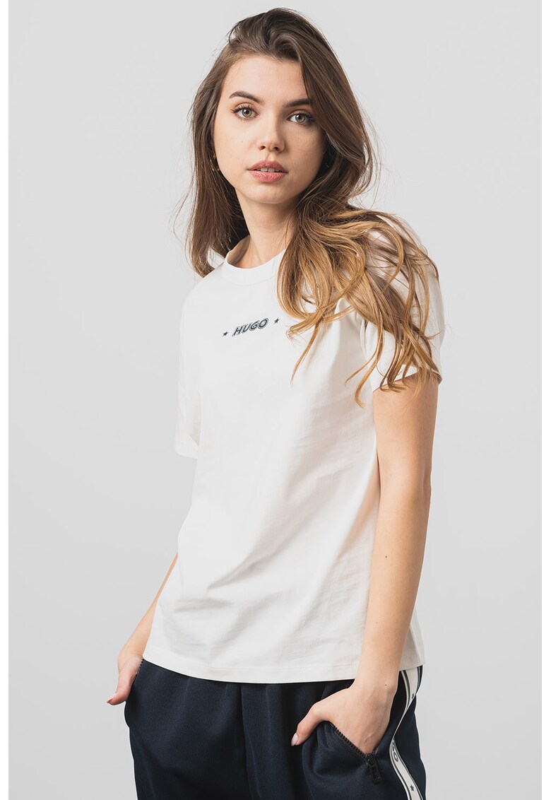 Tricou cu decolteu la baza gatului si imprimeu logo Damacia