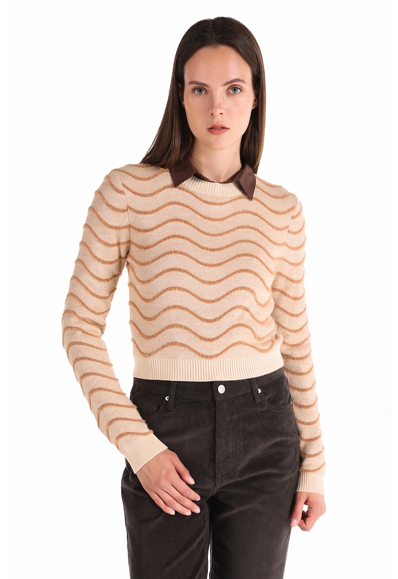 Pulover cu decolteu la baza gatului si model in dungi - Bej