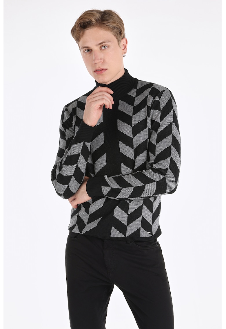 Pulover tricotat fin cu model