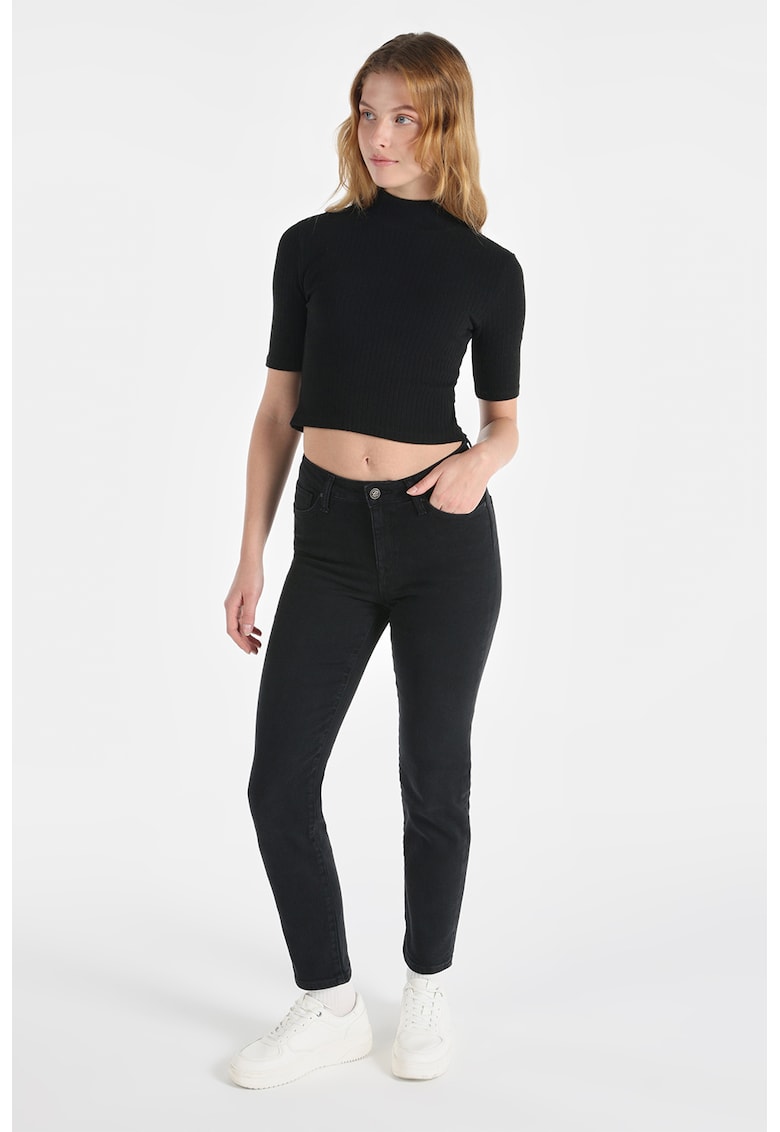 Blugi crop cu talie medie