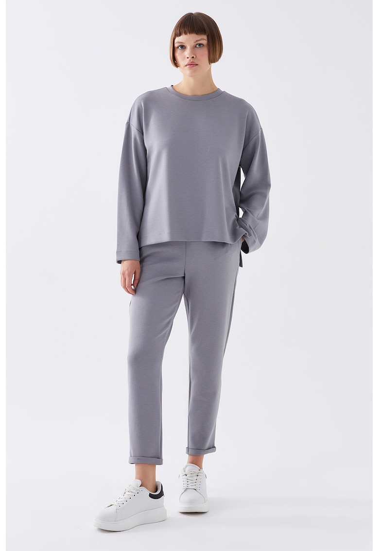 Bluza lejera cu decolteu la baza gatului