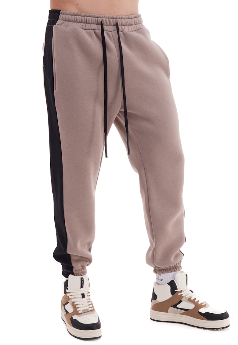 Pantaloni de trening cu segmente contrastante