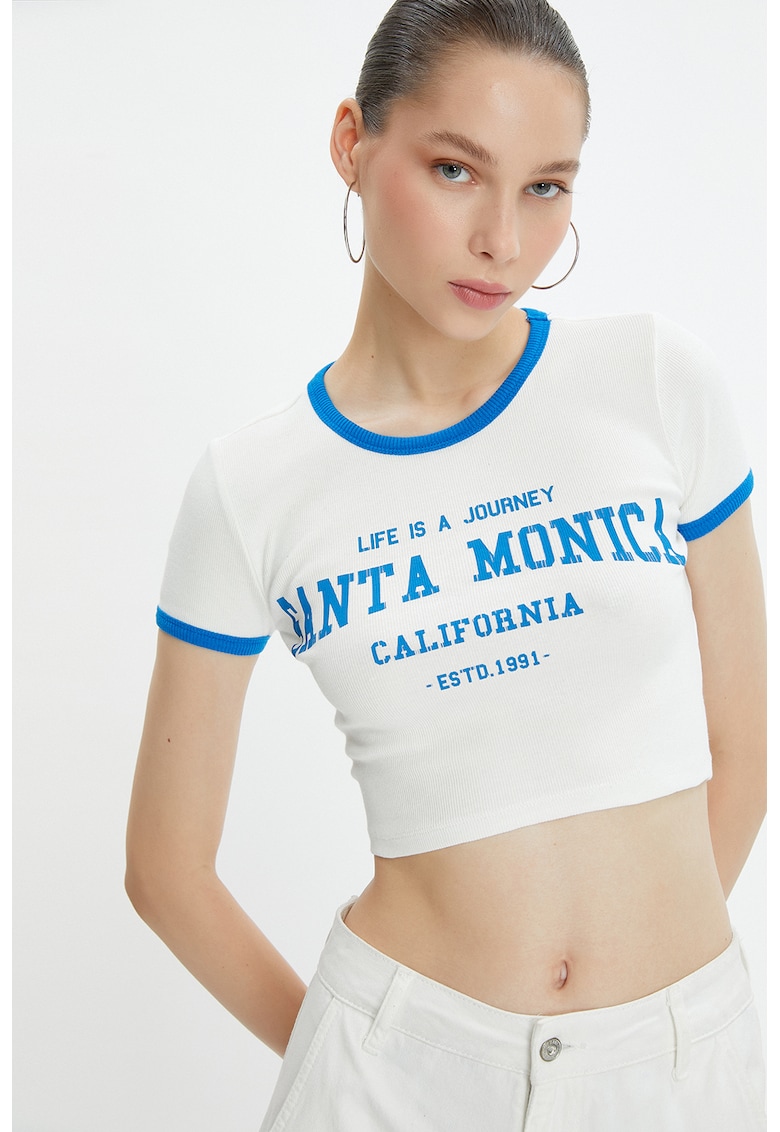Tricou crop cu imprimeu si decolteu rotund