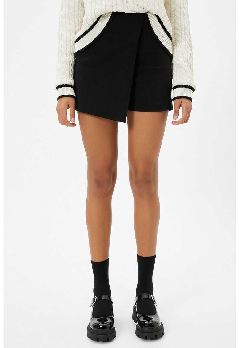 Pantaloni scurti cu model asimetric