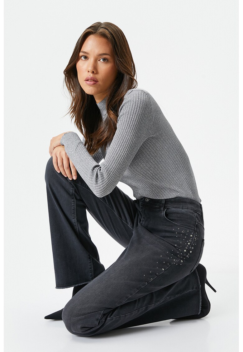 Blugi slim fit evazati cu strasuri