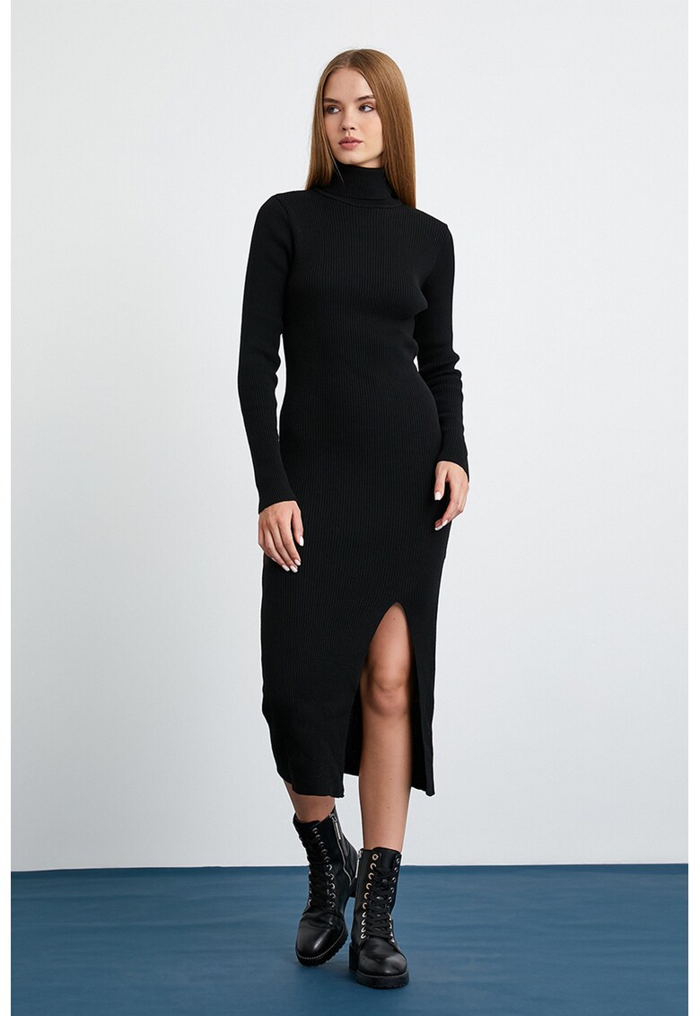 Rochie-pulover striata midi cu guler inalt