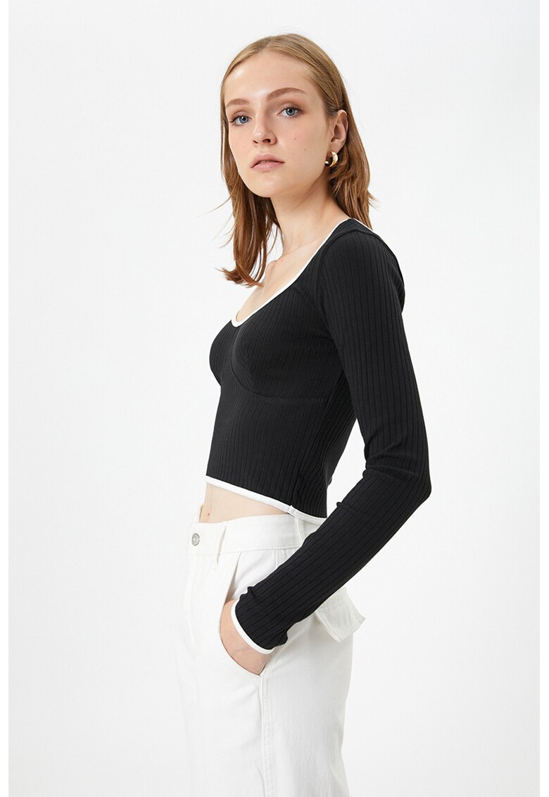 Bluza crop cu detalii contrastante