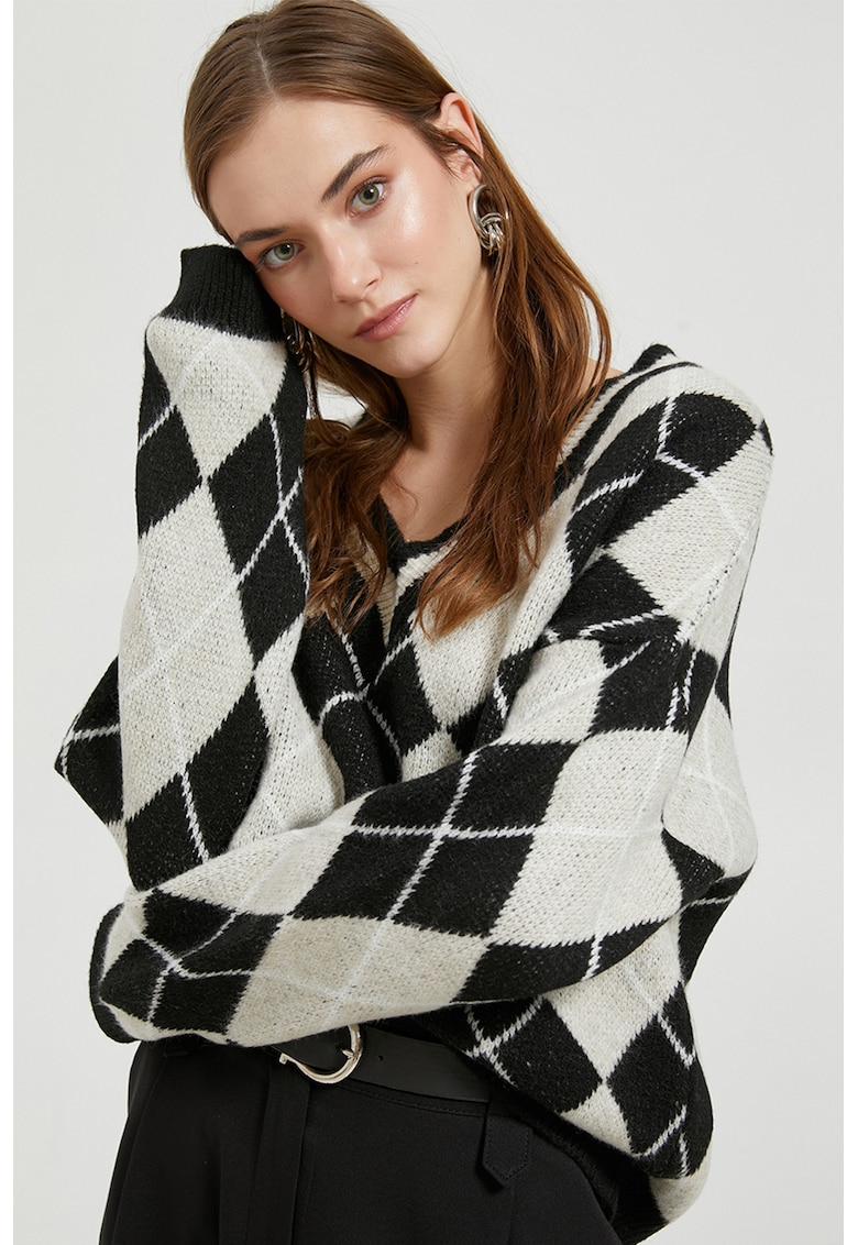 Pulover cu decolteu in V si model geometric