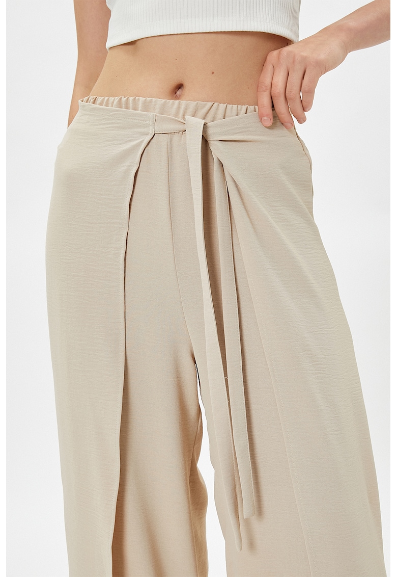 Pantaloni cu croiala ampla si detalii suprapuse