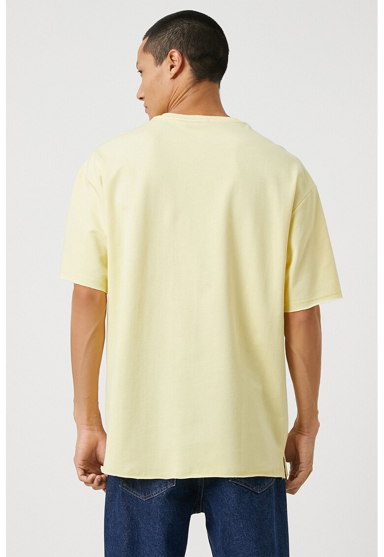 Tricou lejer cu decolteu la baza gatului
