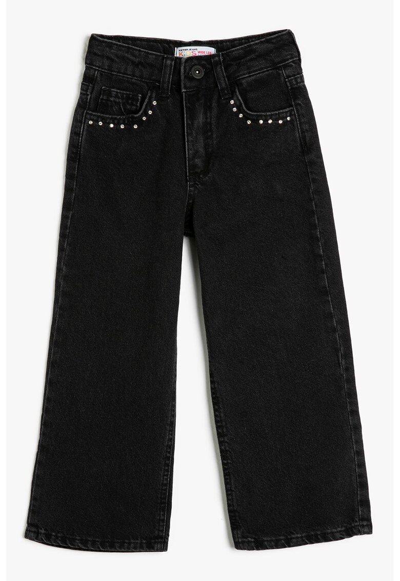 Blugi cu croiala ampla si model cu buzunare
