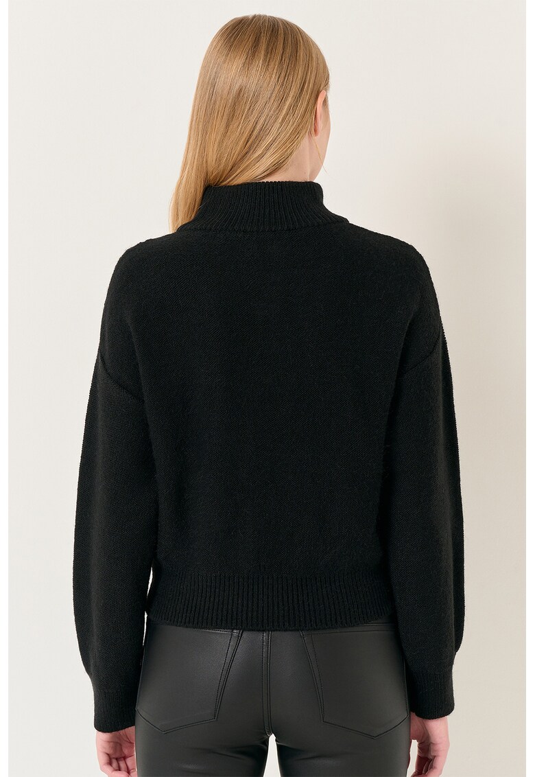 Pulover crop cu model torsade si fenta cu fermoar