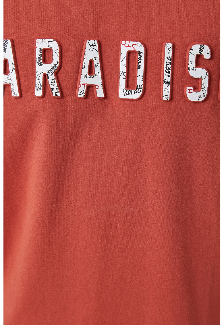 Tricou cu decolteu in V si text in relief