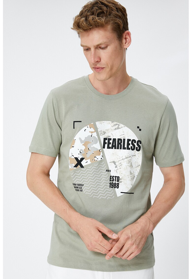 Tricou cu decolteu la baza gatului si imprimeu tematic