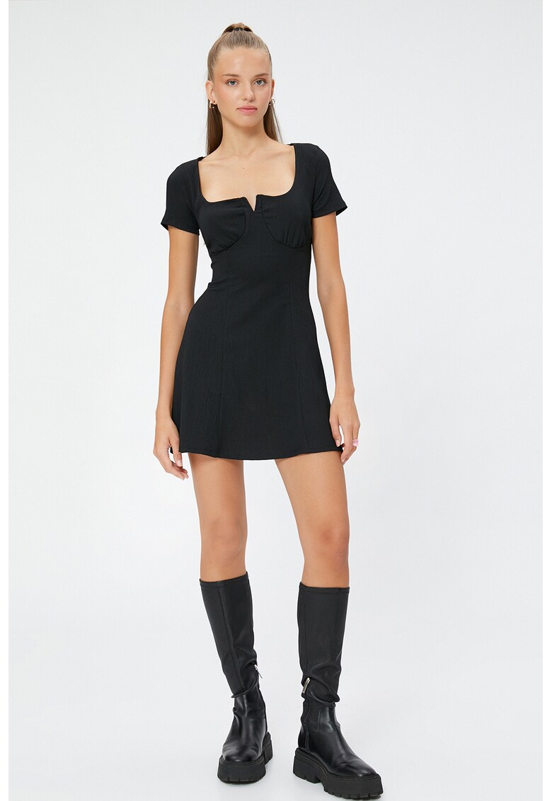 Rochie mini cu decupaj pe partea din spate