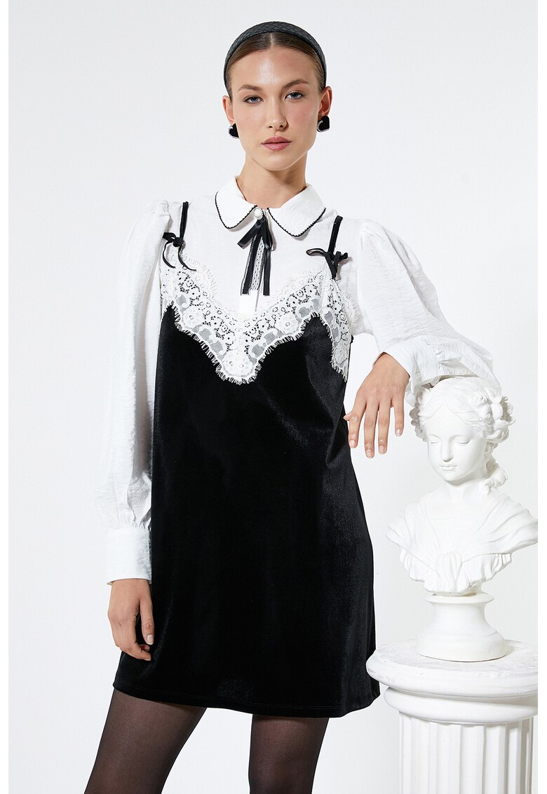 Rochie din material catifelat cu garnituri de dantela