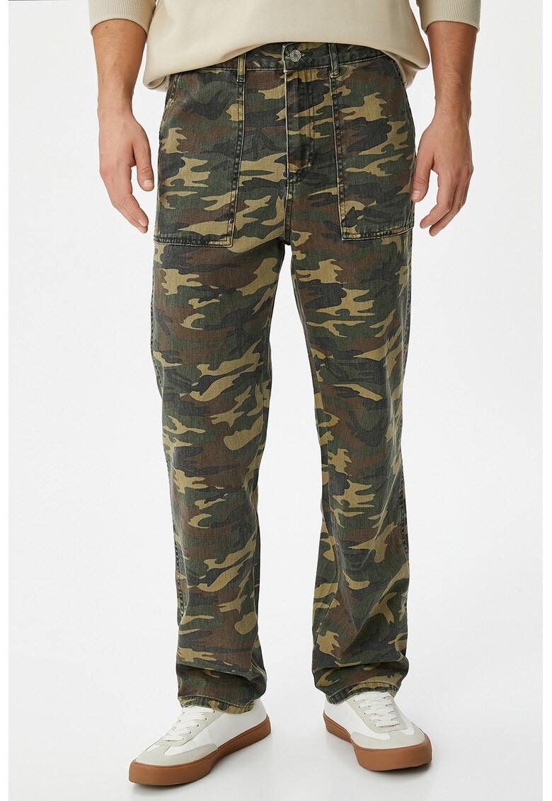 Pantaloni cu talie medie si model camuflaj