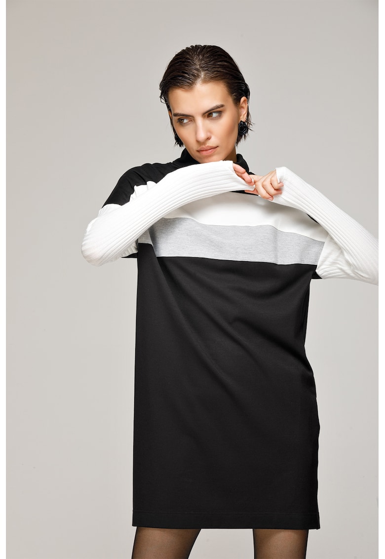 Rochie cu model in dungi si guler inalt