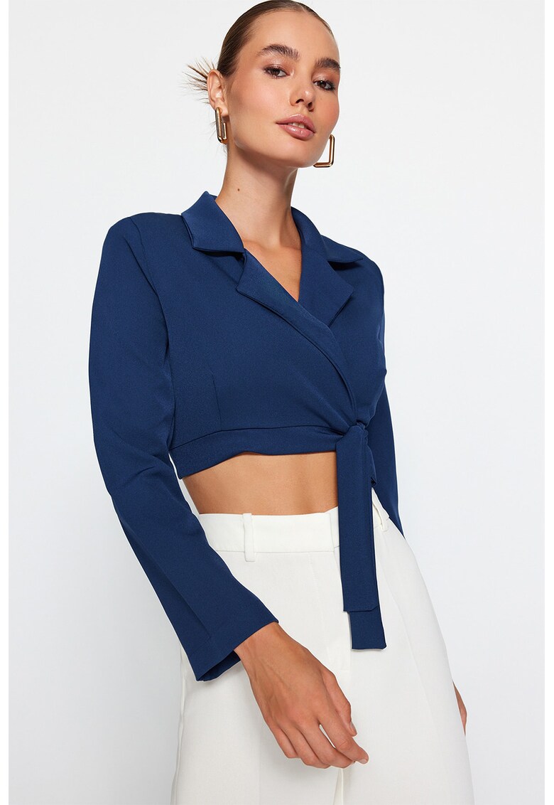 Bluza crop cu model petrecut si revere discrete