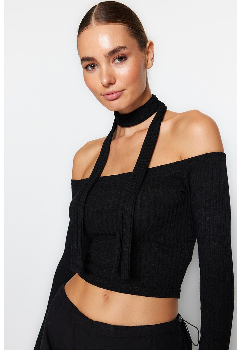 Bluza crop cu striatii si decolteu pe umeri