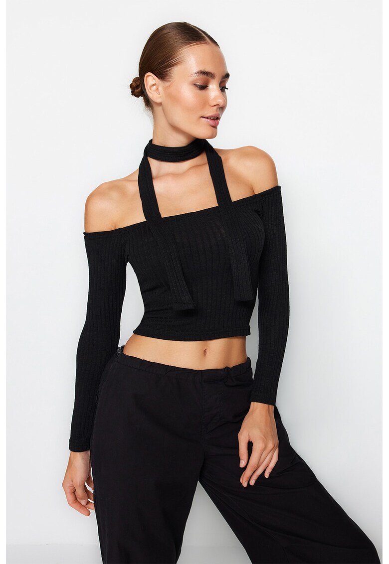 Bluza crop cu striatii si decolteu pe umeri