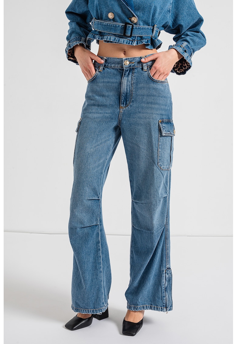 Blugi cargo cu slituri cu fermoar la nivelul gleznelor Blugi cargo cu slituri cu fermoar la nivelul gleznelor