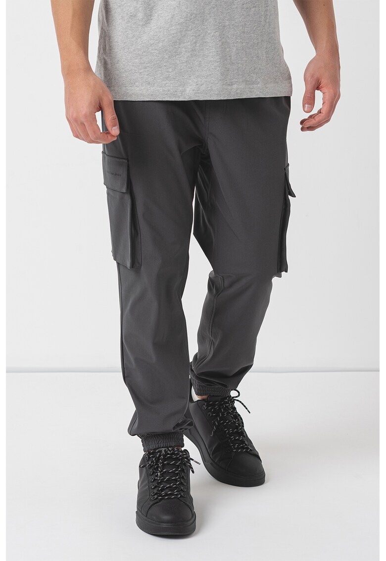 Pantaloni de trening conici