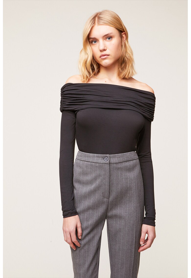 Bluza cu decolteu pe umeri