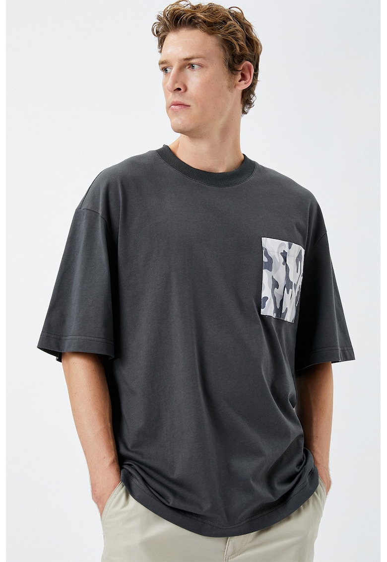 Tricou supradimensionat cu buzunar aplicat pe piept