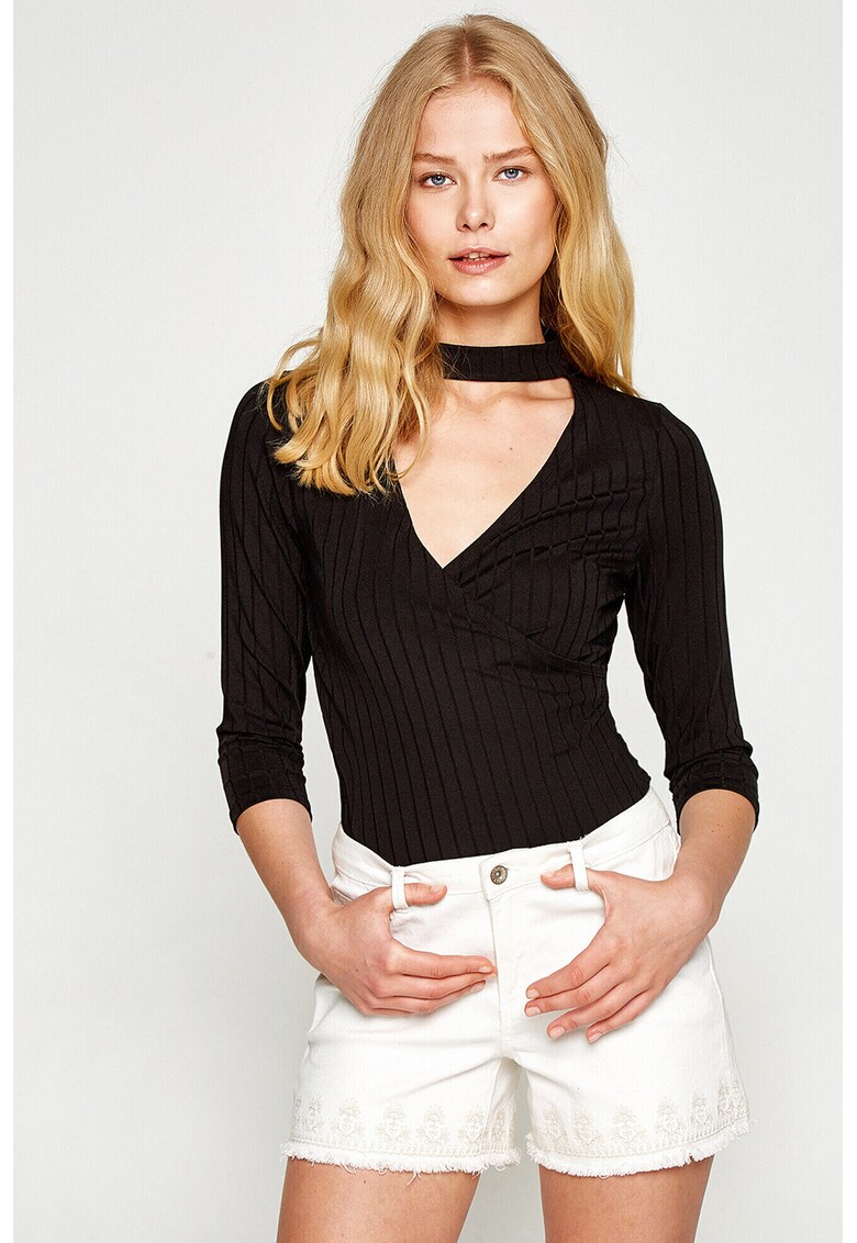 Bluza cu decupaj frontal